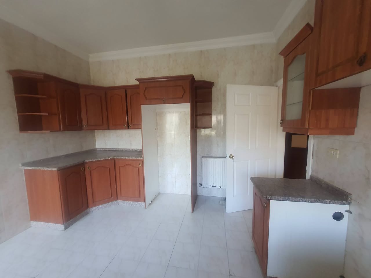 First-Floor Three-Bedroom Apartment in Al-Jubeiha in Al-Jubeiha, Amman — photo 3