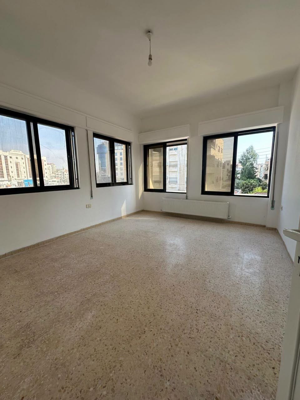 First-Floor Villa Apartment for Annual Rent in Al-Madinah Al-Munawarah Street, Amman — photo 3