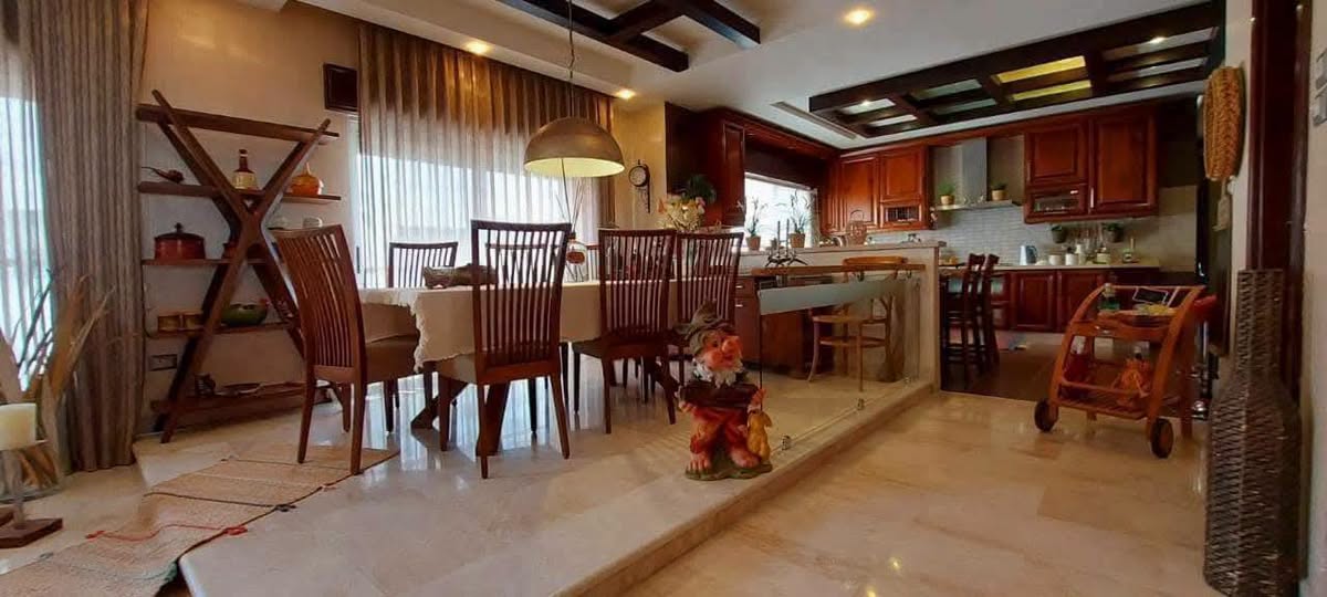 Deir Ghbar Apartment with Separate Furnished Rooftop in Deir Ghbar, Amman